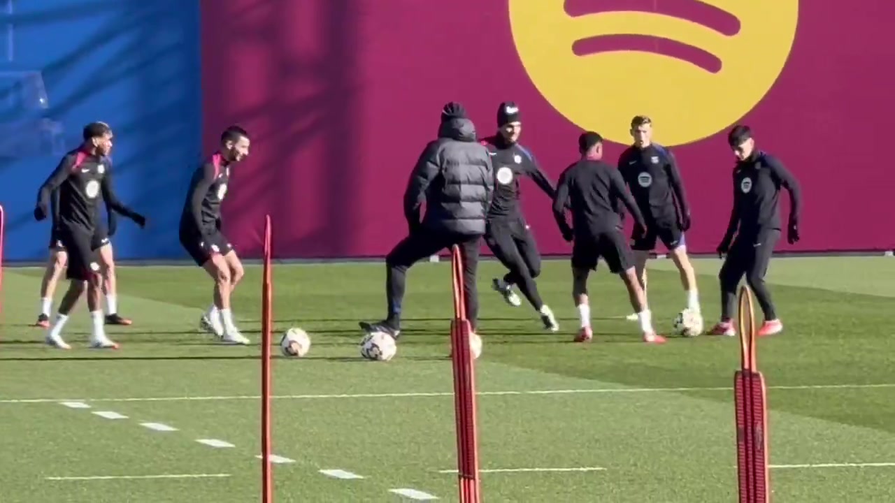 DB电子官网记者：阿劳霍、法蒂正常参加巴萨今日训练，两人看起来心情不错