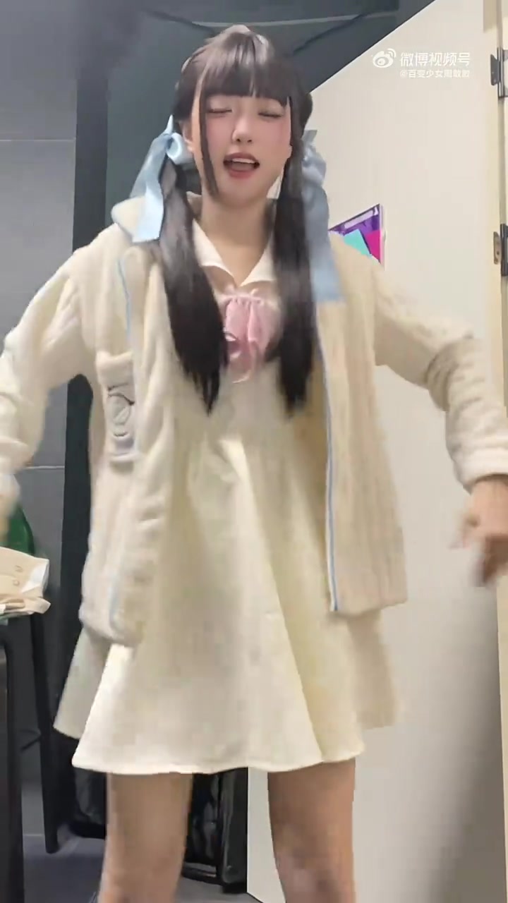 DB电子官网妹妹挺有活啊！LPL互动主持周敢敢分享热舞视频：浅舞一曲