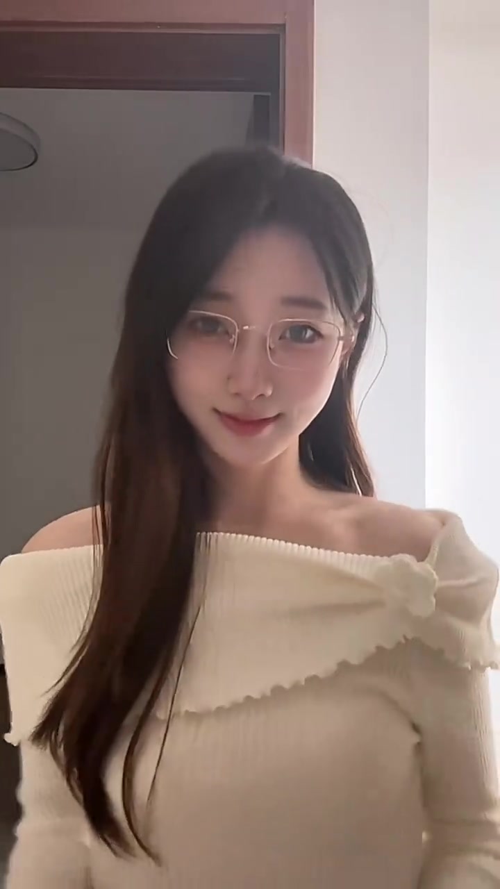 DB电子官网😏开始玩反差这一套？阿芙更新视频：戴眼镜果然怪怪滴~