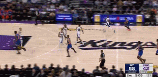 DB视讯官网闪转腾挪！布里奇斯大步流星杀向篮筐 空中拉杆隔人暴扣