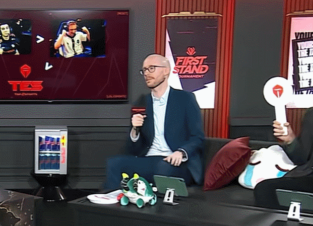 DB真人旗舰垃圾给我滚一边去！英文流舞台赛后：主持人直接扔掉了TES队标的牌子