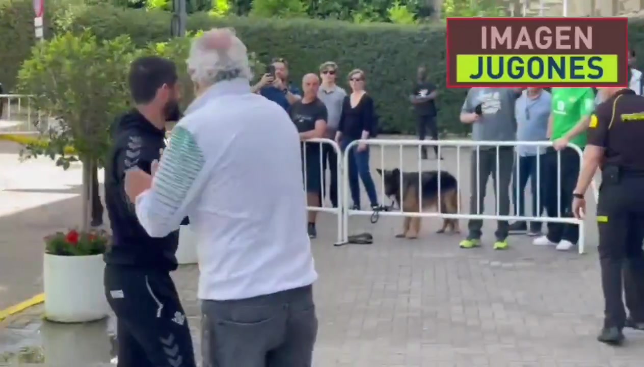 DB官网在线登录入口亲和力！伊斯科、安东尼驻足与等待的贝蒂斯球迷合影