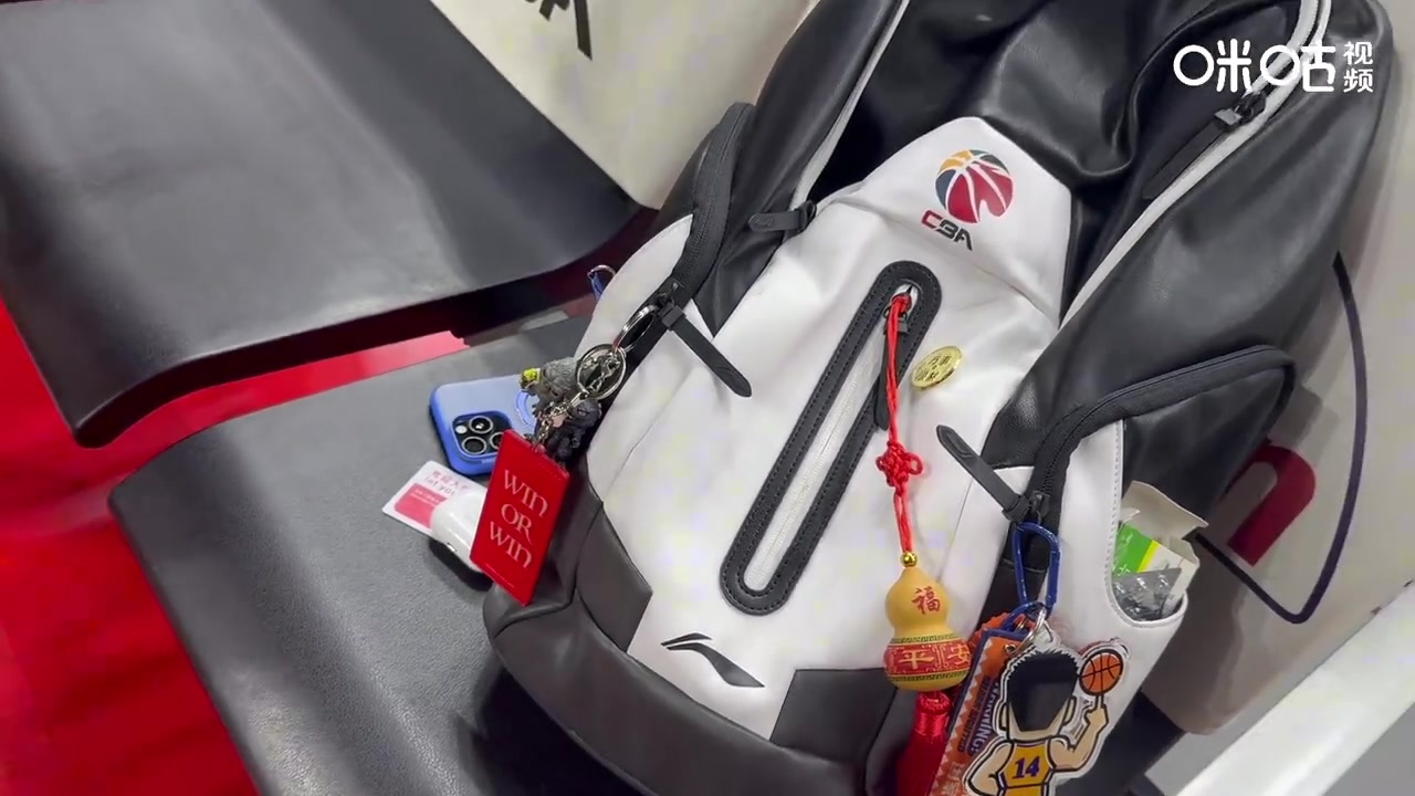 DB电子官网一生要赢的Ben Li👀李弘权包挂和球鞋都有“win or win”字样