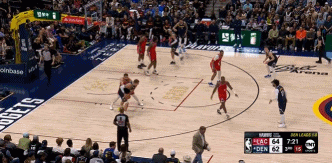 DB官网在线登录入口难受！约基奇背打转身突破肘倒祖巴茨 裁判吹进攻犯规！