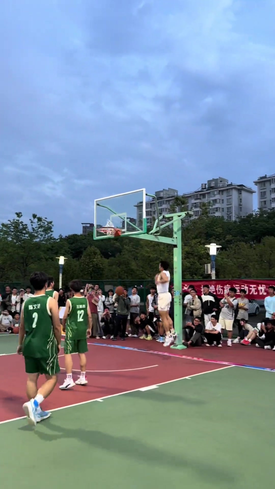 DB电子官网野球场上滑翔暴扣！矣进宏晒视频：这氛围太棒 珍惜当下