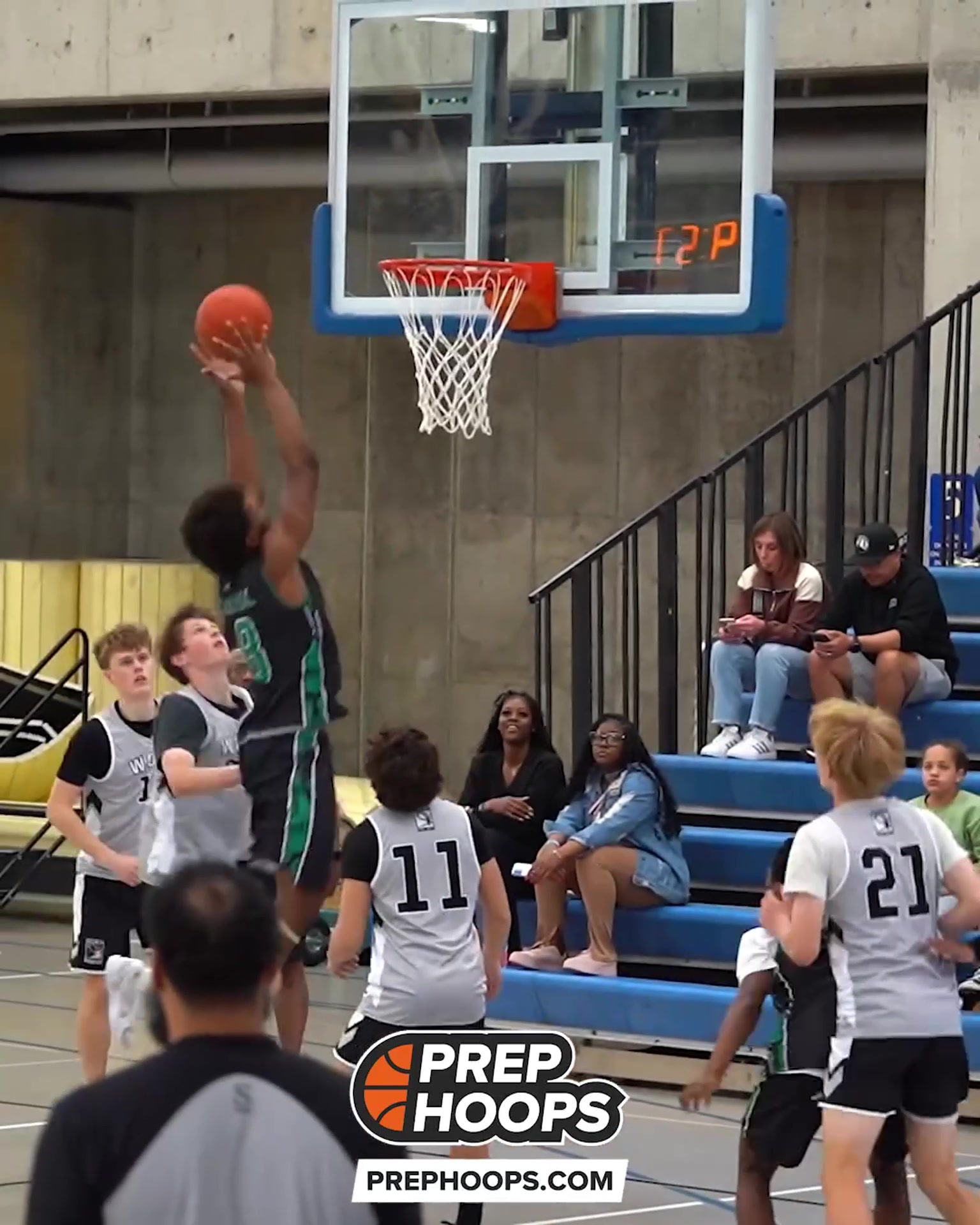 DB官网在线登录入口注意看 这位2027届内线新星名叫King James 跟老詹还有点像😂