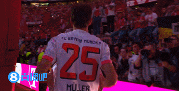 DB视讯官方登录入口回到球迷中去❤️穆勒爬上南看台 把奖盘交给死忠球迷一同欢庆