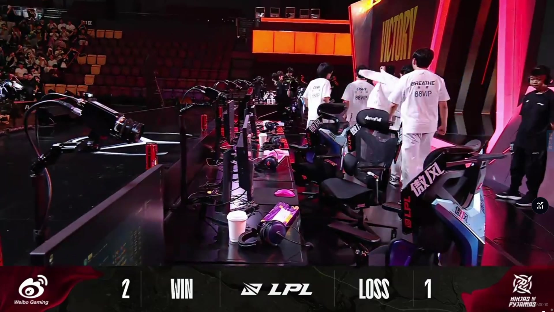 DB视讯百家乐大伙想看的是这个？赛后碰拳环节 导播不切金玉良缘正面镜头